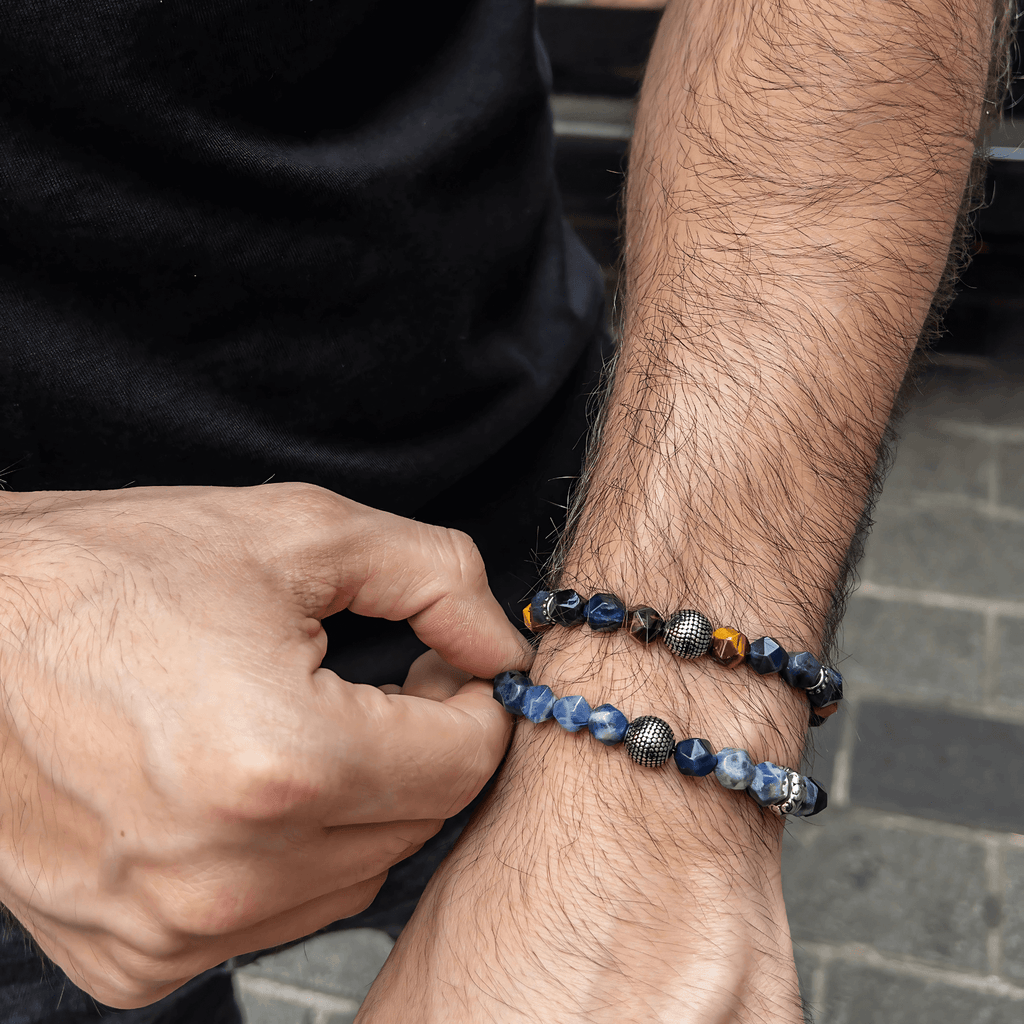 سوار من حجر السوداليت الأزرق ذو الأوجه والأسطوانة الفضية