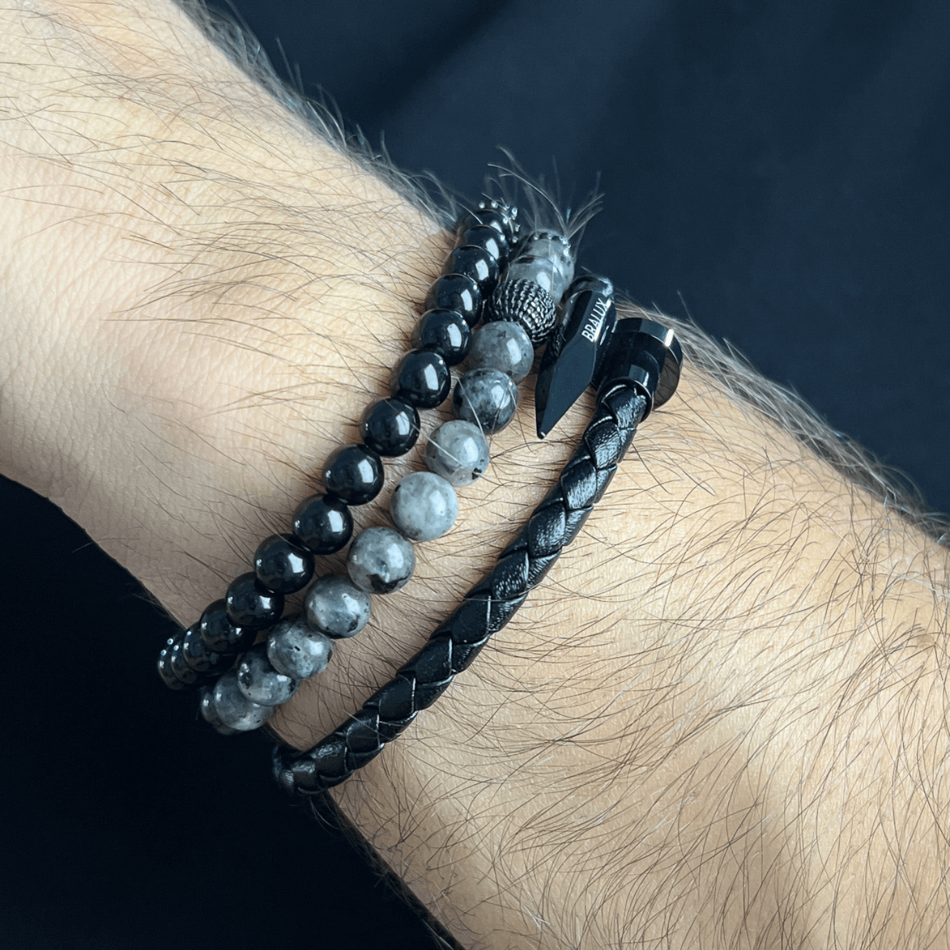 المسمار الأسود الكامل مع كومة أحجار اللارفيكيت والسج