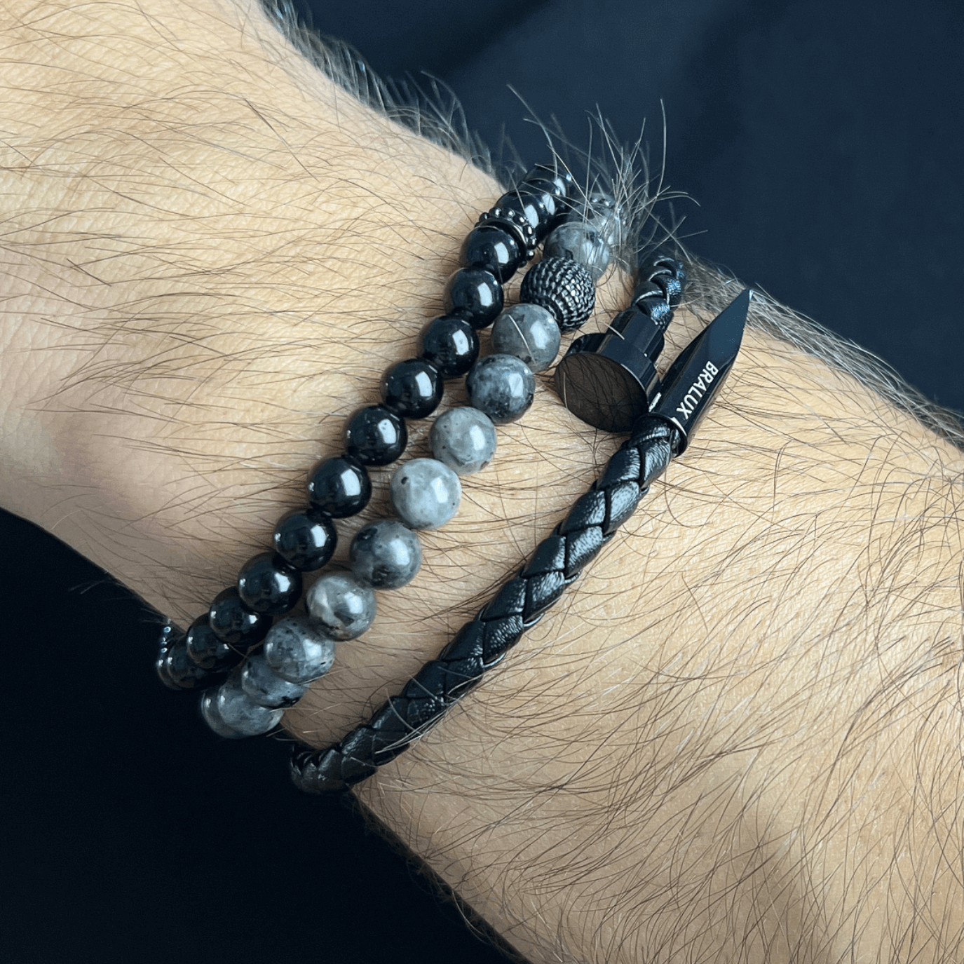 المسمار الأسود الكامل مع كومة أحجار اللارفيكيت والسج