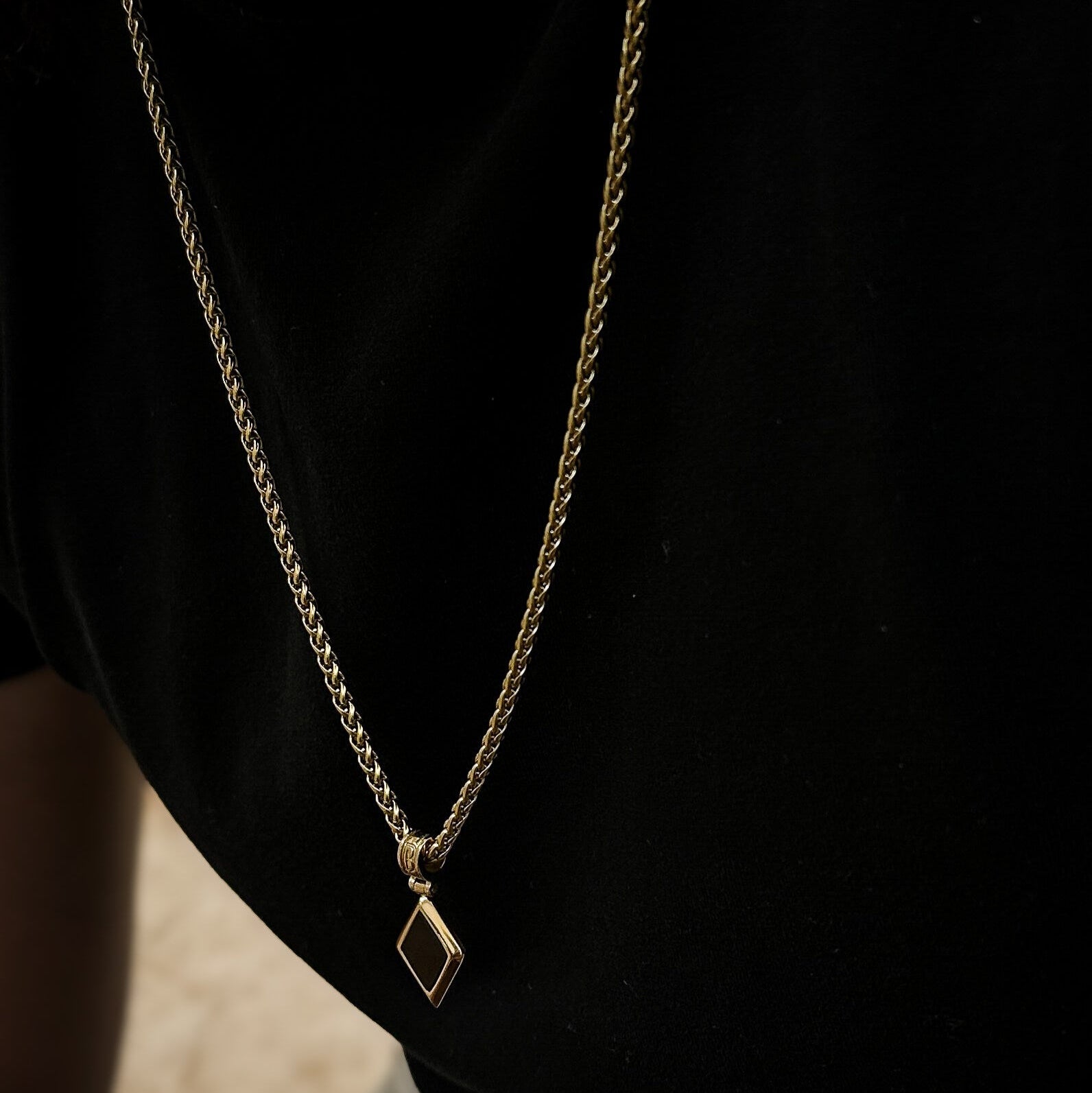 السلسلة الكوبية المطلية بالذهب وقلادة الجزع الطبيعي