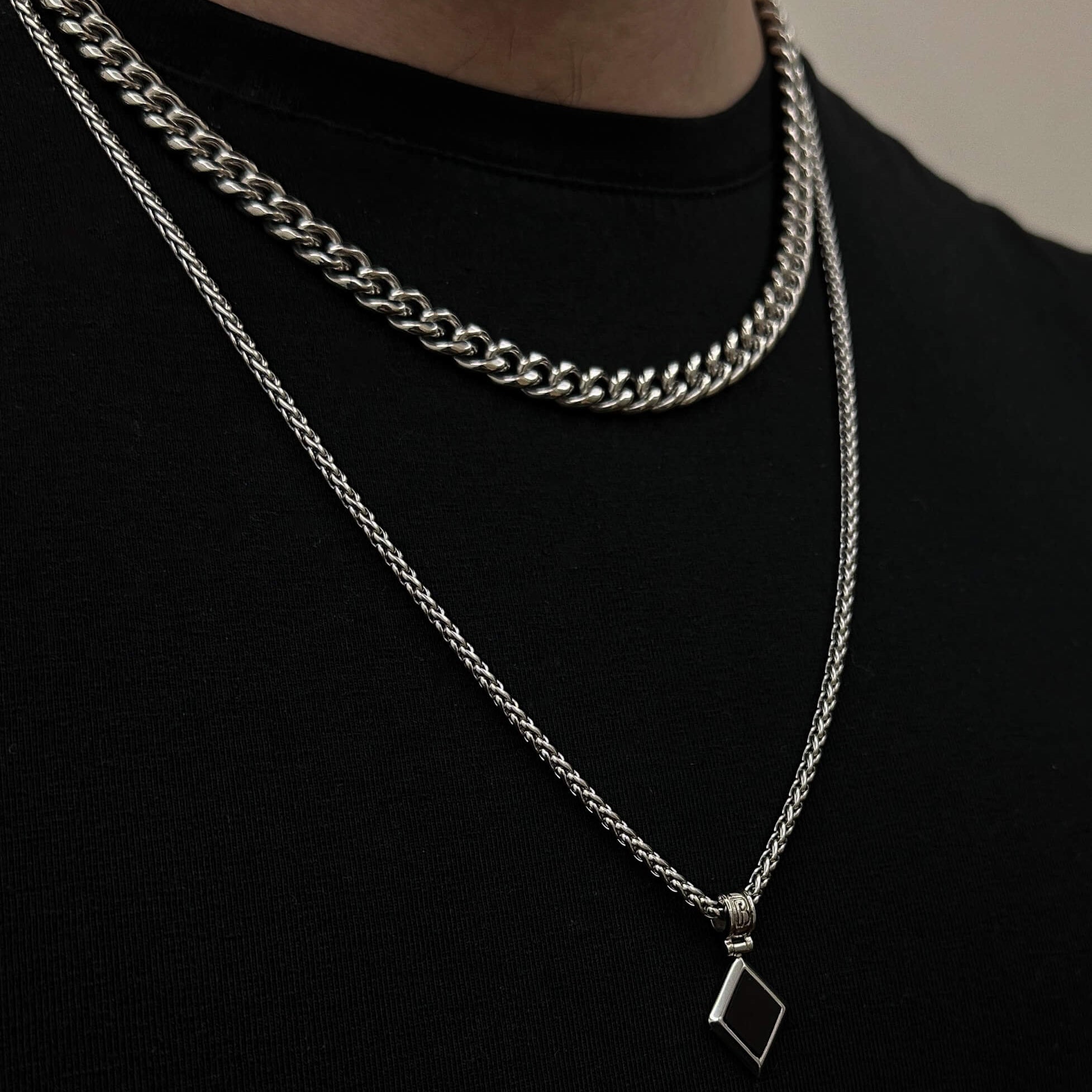 السلسلة الكوبية المطلية بالفضة وقلادة الجزع الطبيعي