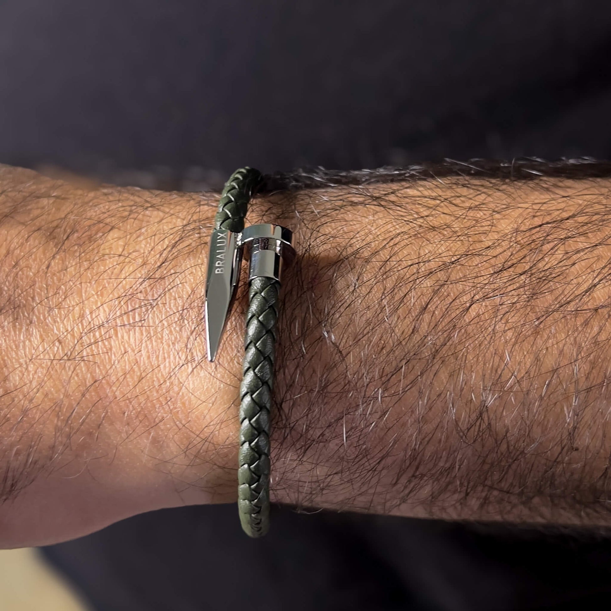 سوار جلدي مطلي باللونين الأخضر العسكري والفضة