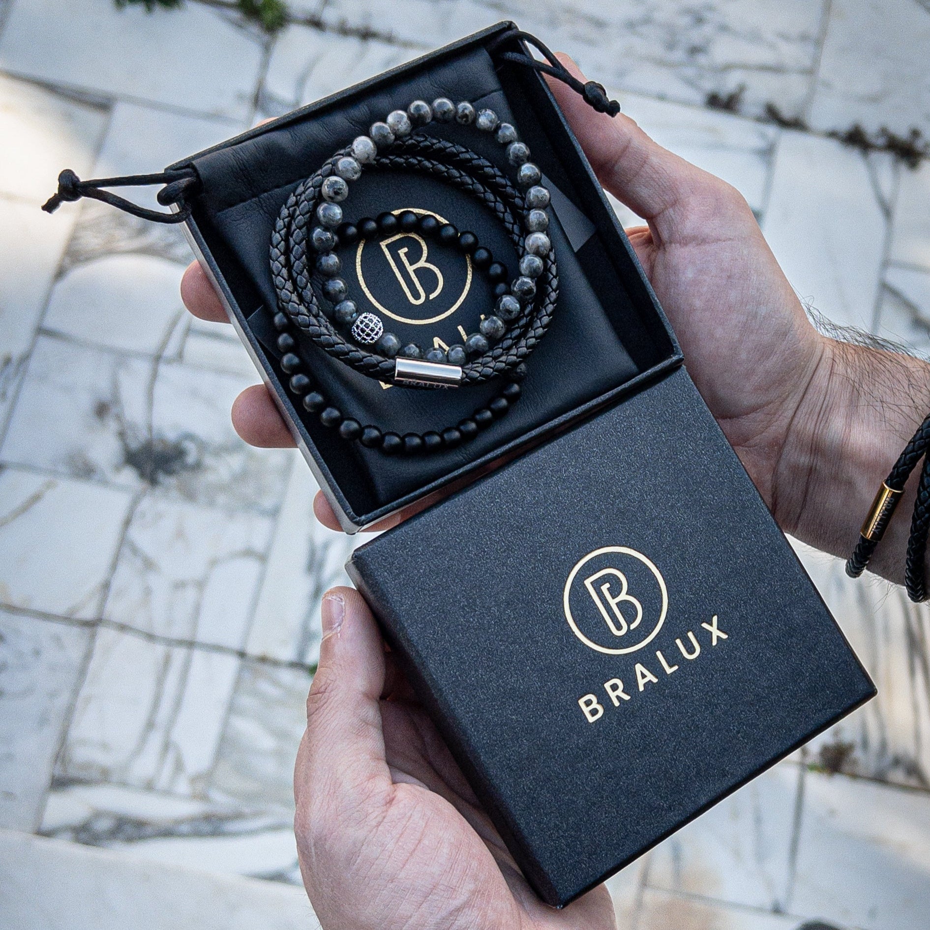 مجموعة من الجلد الأسود الثنائي المطلي بالفضة